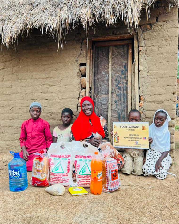 mother-and-her-three-children-recieving-food-aid-from-hami-islamic-centre